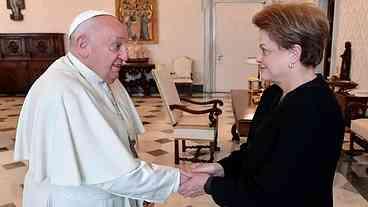 Papa Francisco recebe a ex-presidente Dilma Rousseff no Vaticano