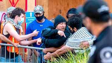 Polícia invade campus de universidades, nos EUA, que protestam contra e a favor de Israel