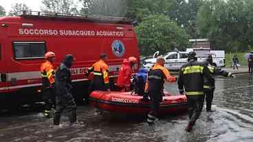 Temporal faz rio transbordar e deixa norte da Itália em alerta