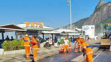 Comlurb faz limpeza da pista e do calçadão após ressaca na Praia do Leblon