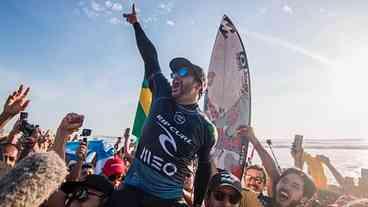 Italo Ferreira vence John John Florence e é campeão em Teahupo'o