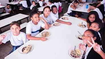 Prefeitura do Rio investe na merenda escolar e melhora alimentação de alunos