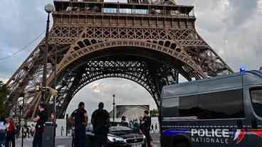 Suspeitos de colocar caixões perto da Torre Eiffel são presos