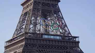 Jogos de Paris: anéis olímpicos são instalados na Torre Eiffel