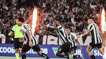 Botafogo vence Fluminense e dorme na liderança do Brasileiro