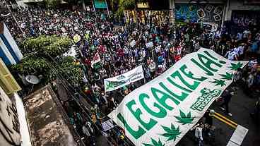 ‘Marcha da Maconha’ protesta por um futuro sem guerra