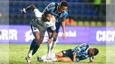 Botafogo vence o Grêmio e assume a liderança do Brasileirão