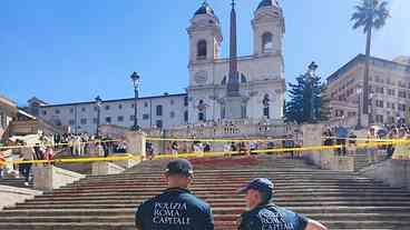 Ativistas pelas mulheres tingem escadaria histórica de Roma