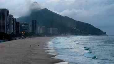 Frente fria chega ao Rio, causa ressaca e derruba temperaturas