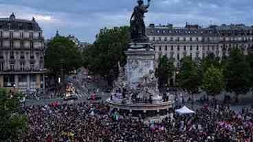 Milhares protestam em Paris após vitória da extrema-direita 