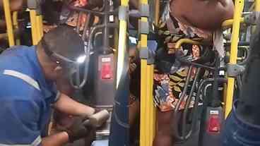 Em Cabo Frio, passageira fica presa na roleta de ônibus