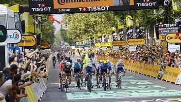 Tour de France encerra perna italiana com Carapaz na liderança