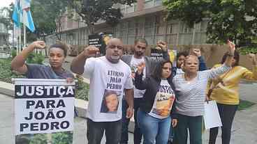 Parentes de João Pedro protestam contra decisão que absolveu policiais