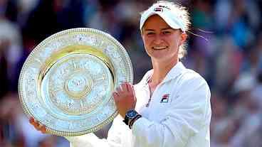 Krejcikova conquista Wimbledon, em jogo duro contra Paolini