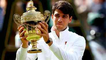 Alcaraz supera Djokovic e levanta a taça de Wimbledon