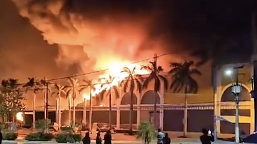 Incêndio destrói Shopping Popular em Cuiabá, Mato Grosso