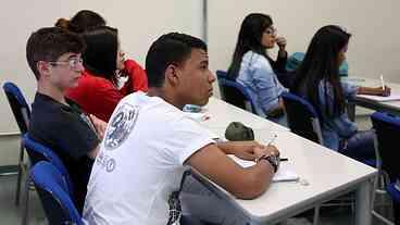 MEC lança Ensino Médio Mais, para apoiar alunos do período noturno