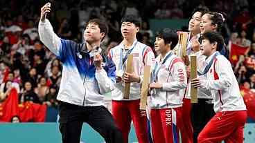 Jogadores das Coreias do Norte e do Sul tiram selfie juntos