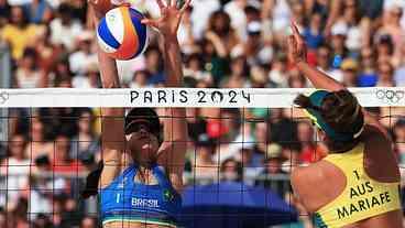 Carol e Bárbara são eliminadas nas oitavas do vôlei de praia