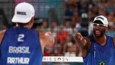 Vôlei de praia: Evandro e Arthur Lanci avançam para quartas