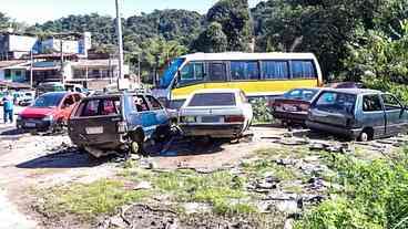 Operação policial interdita ferro-velho em Niterói