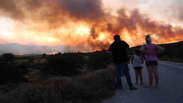 Incêndio florestal força retirada de milhares na região de Atenas