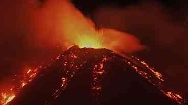 Vulcão Etna entra em atividade e fecha aeroporto na Sicília