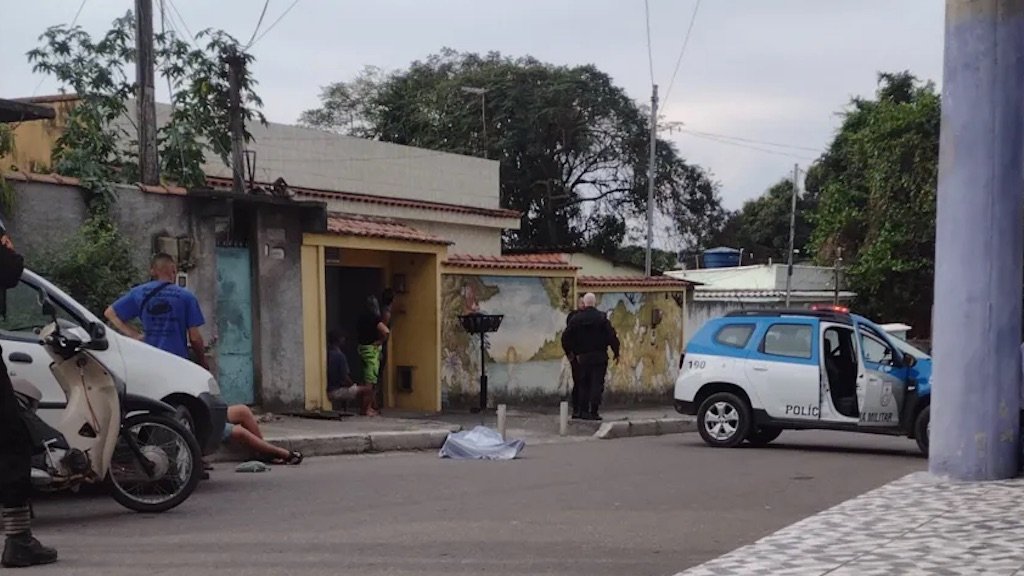 Menino morre após ser atingido por bala perdida enquanto jogava